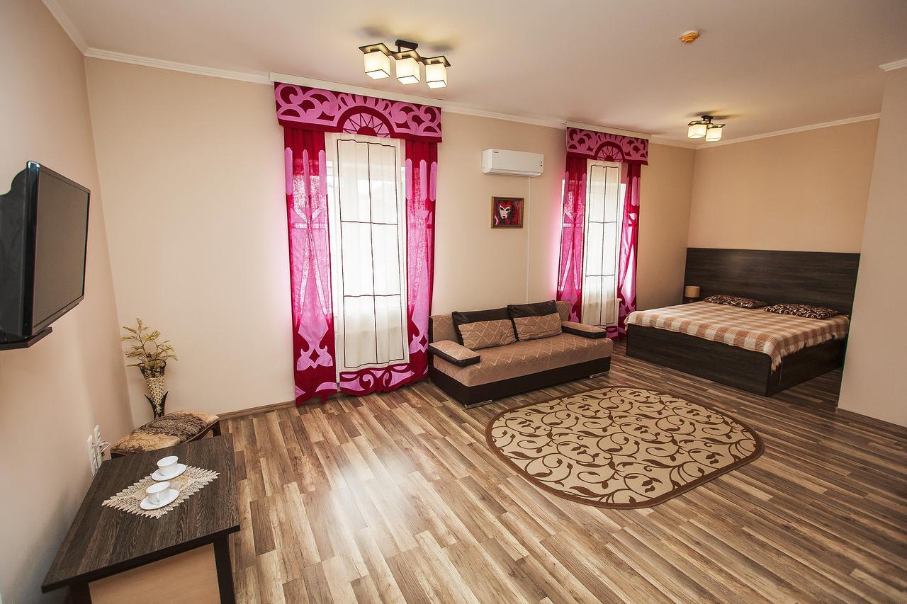 Slavyanskaya Hata Hotel Baranavichy Exterior photo